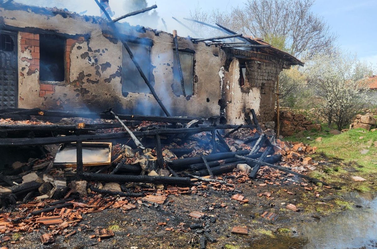 Boğazkale'de Korkutan Yangın: Metruk Bina Alevlere Teslim Oldu