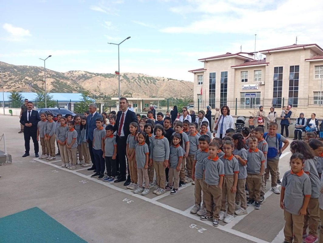 Uğurludağ'da Yeni Eğitim Yılı Başladı: Kaymakam Düzgün Öğrencilerin Heyecanını Paylaştı