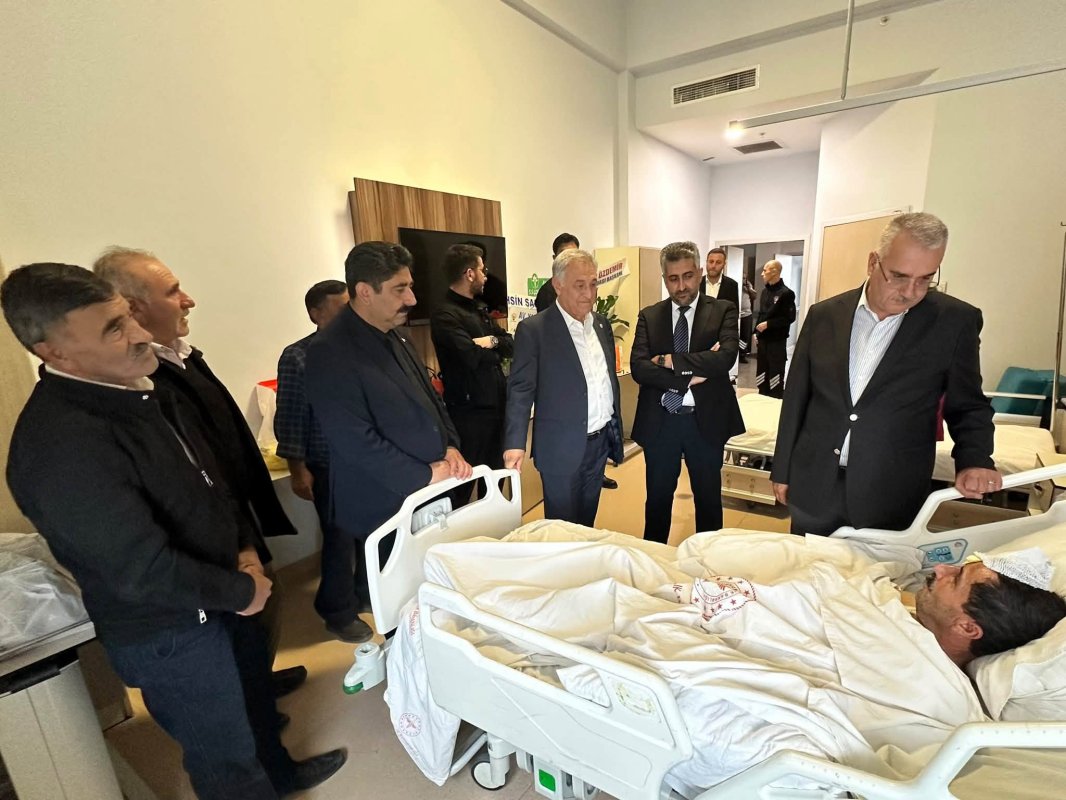 Milletvekili Ahlatcı'dan Kaza Geçiren Başkan Hacı Koca'ya Hastanede Geçmiş Olsun Ziyareti