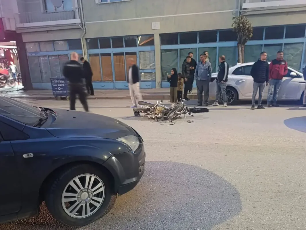 U dönüşü yapmak isterken motosiklete çarptı, 1 yaralı