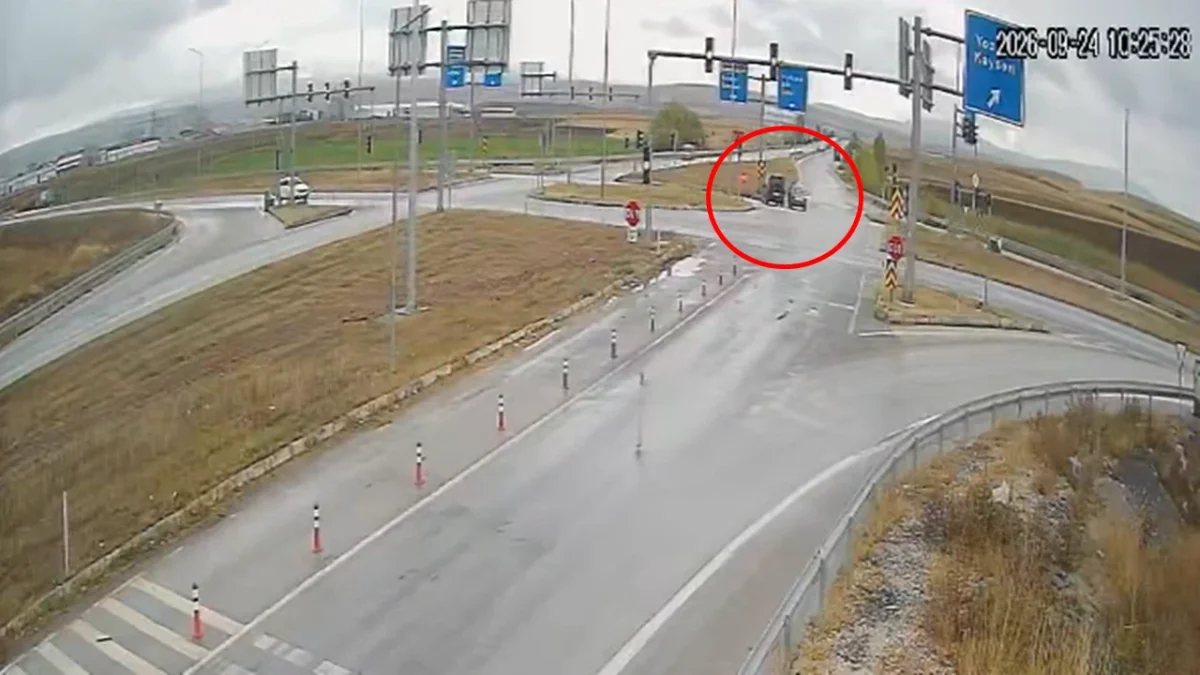 Alaca'da Korkutan Kaza: Zile Kavşağı'nda İki Araç Çarpıştı!