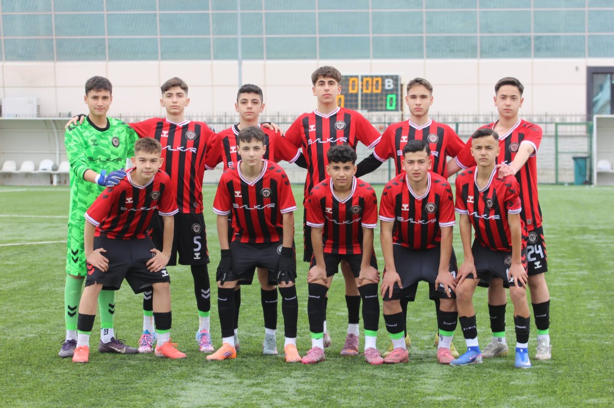 U14’lerden Tarihi Başarı... 