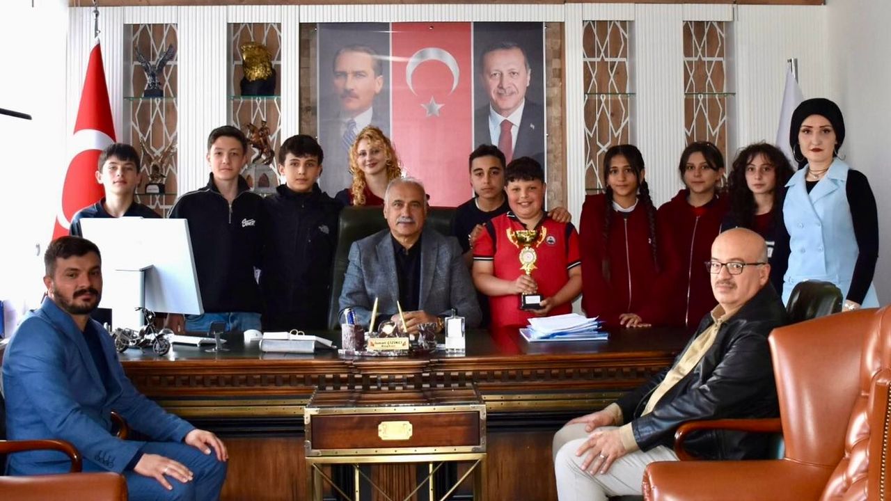 Başkan Çizikci’den Başarılı Genç Tiyatroculara Tebrik