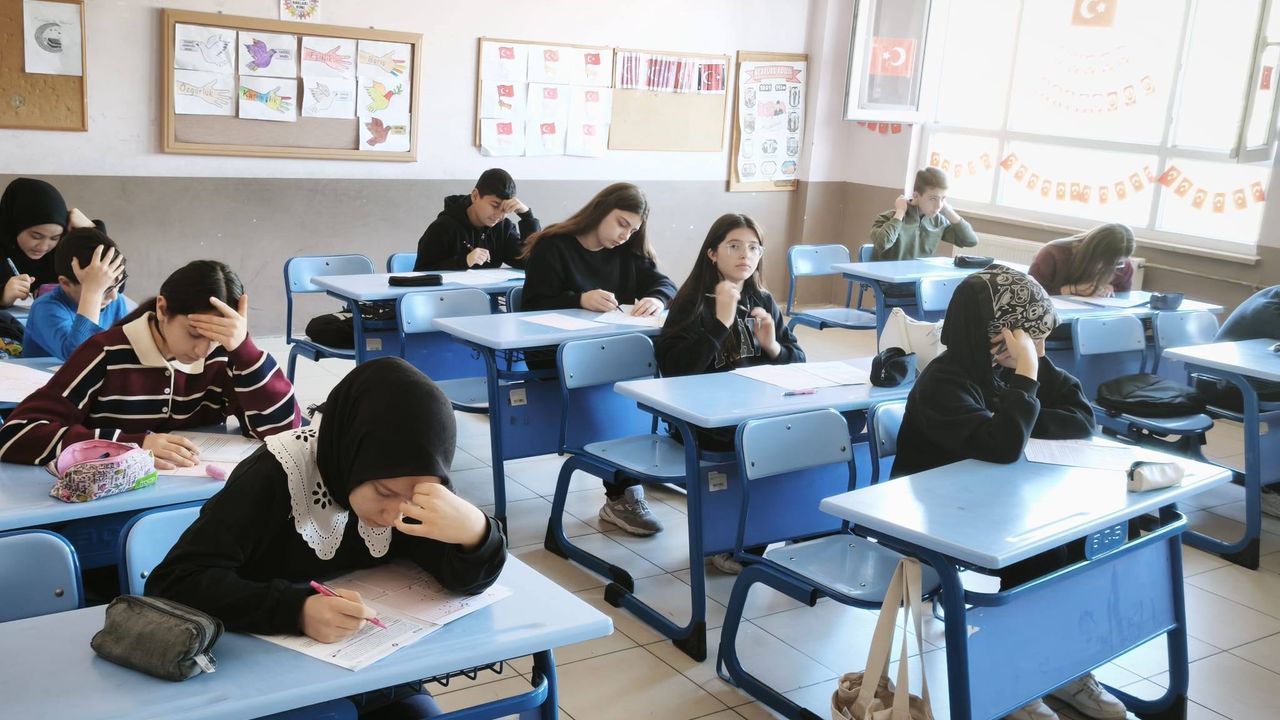 Başkan Ünlü, İlçedeki Öğrencilere Destek Sunmaya Devam Ediyor