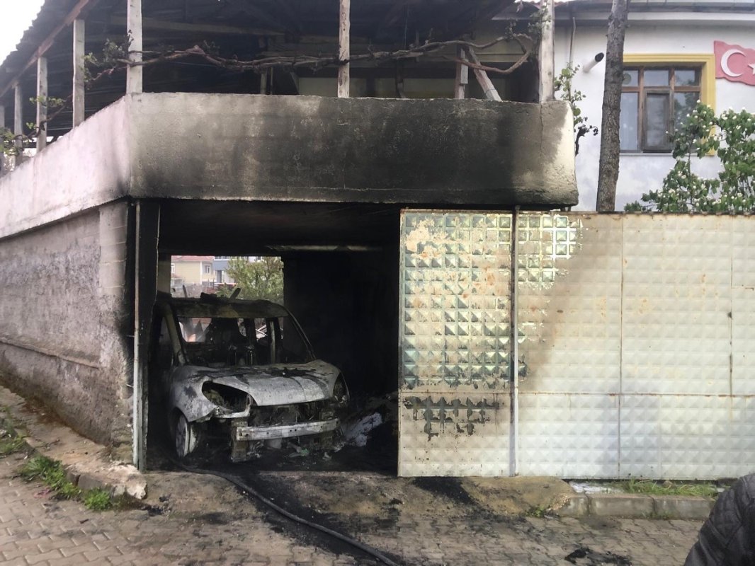 Osmancık'taki Garaj Yangınında 2 Araç Kül Oldu