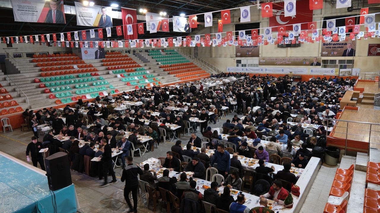Belediyenin İftar Sofrası Çorumluları Buluşturdu