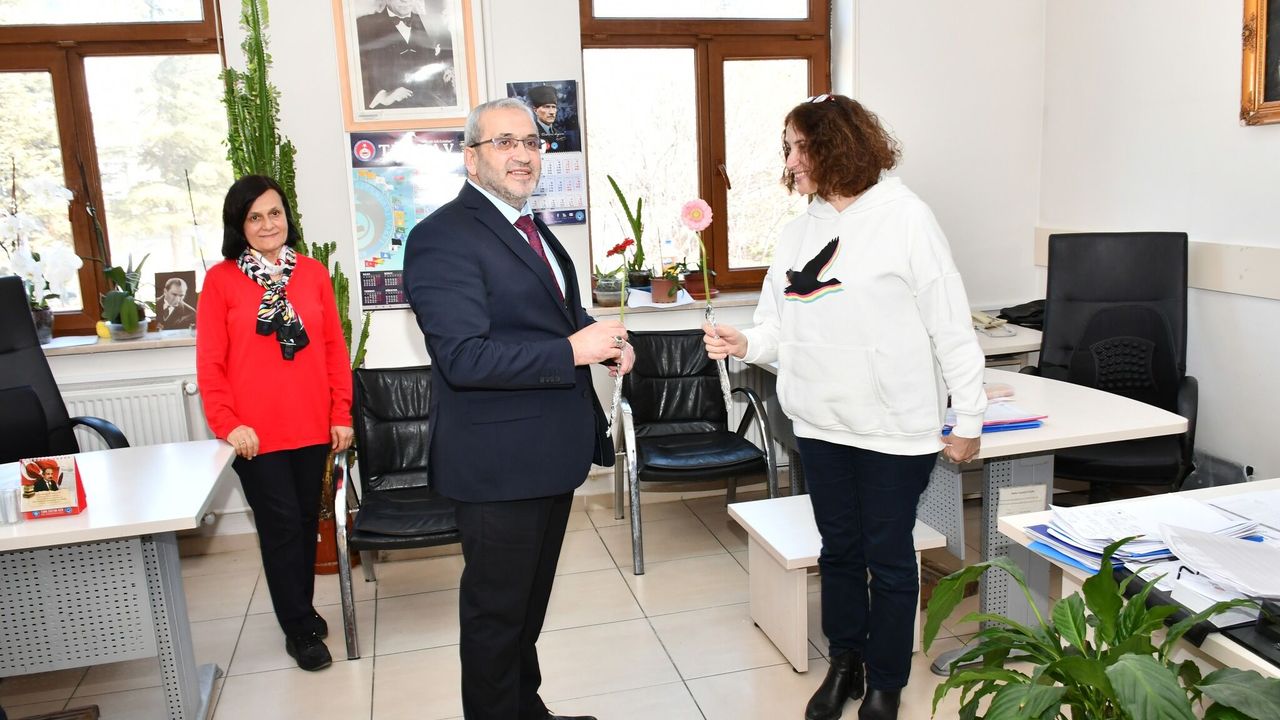Çağlar’dan Kadınlara Karanfilli Jest!