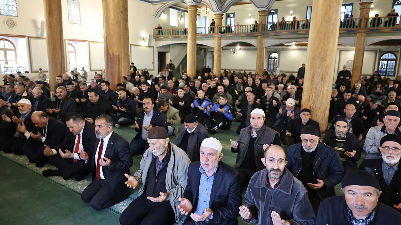 Çanakkale Şehitleri Ulu Camii’nde Dualarla Yad Edildi