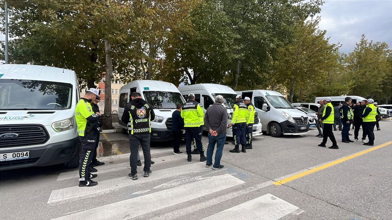 Çorum’da öğrencilerin güvenliği için sahaya indiler, tek tek kontrol ettiler