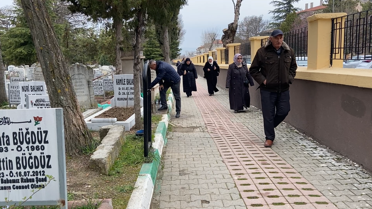 Çorum’da Vatandaşlar Mezarlıklara Akın Etti