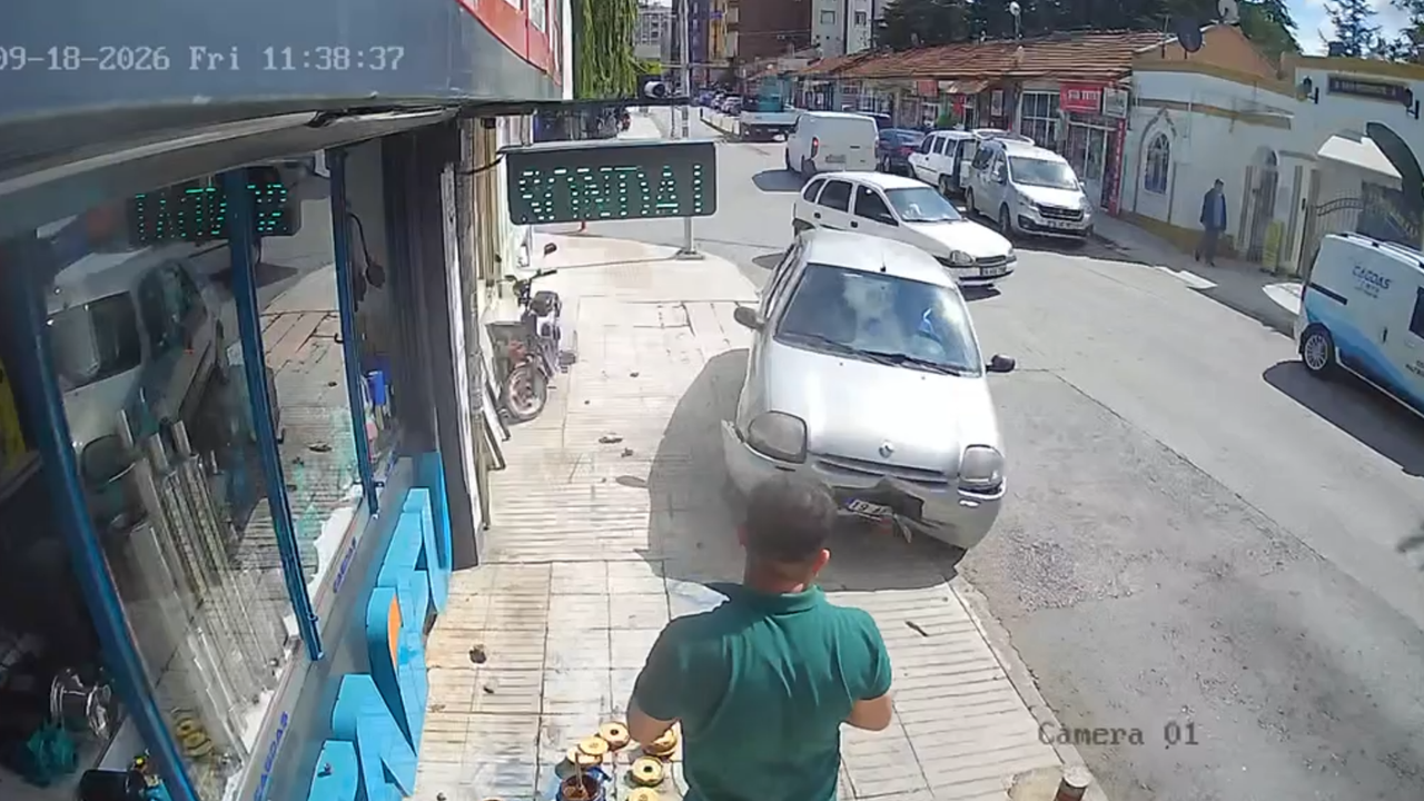 Çorum Ulu Mezarlık Önünde Faciadan Dönüldü: Kaldırıma Dalan Araçtan Kıl Payı Kurtuldu!