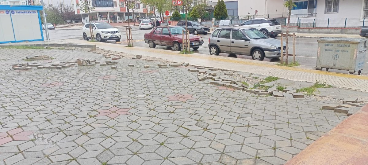 Gülabibey'de Yarım Kalan Altyapı Çalışması Tehlike Saçıyor