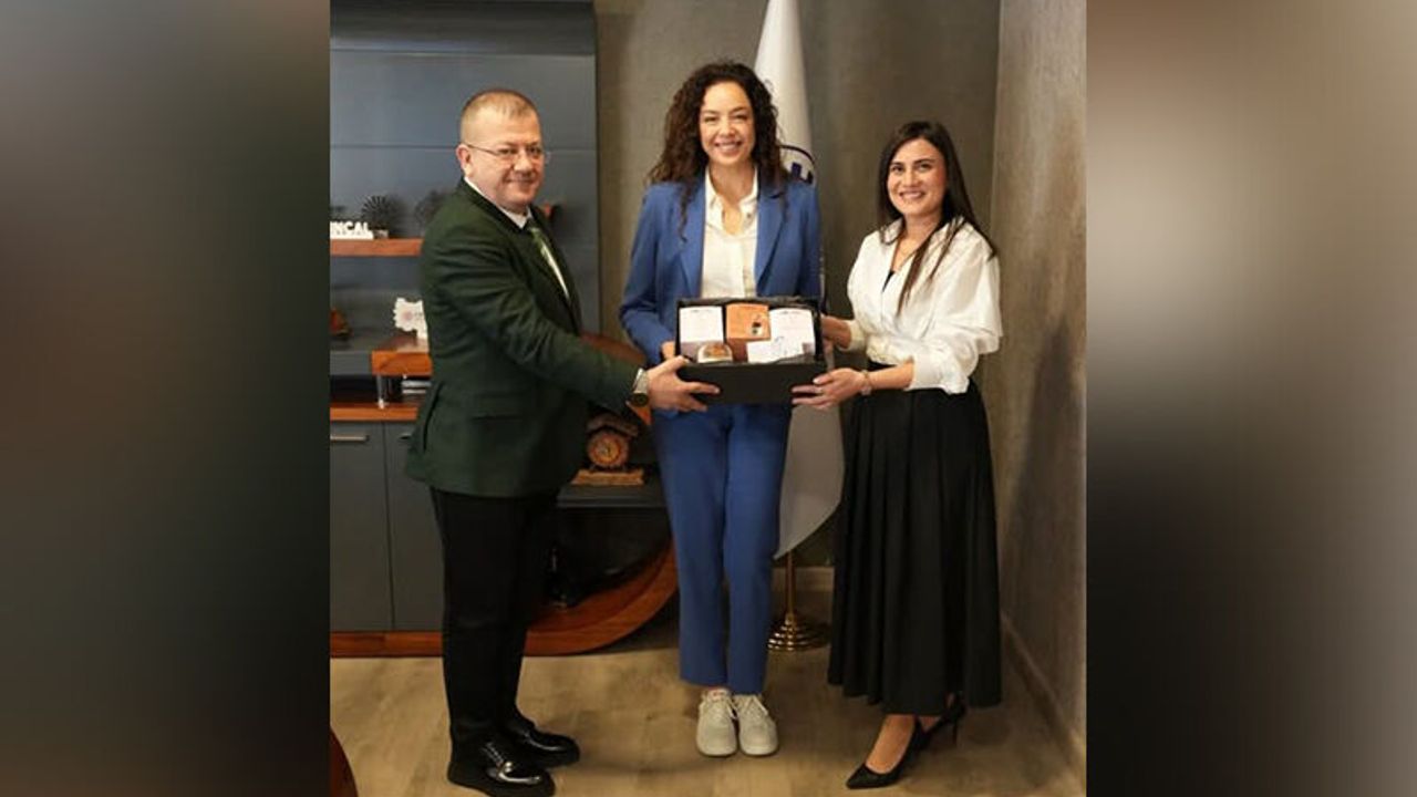 Dünya Güzeli Azra Akın Çorum’a Geldi