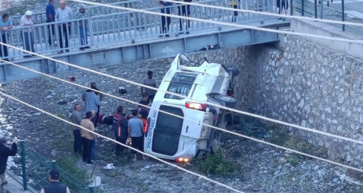 İskilip'te Korkutan Kaza: Diyaliz Aracı Dereye Yuvarlandı