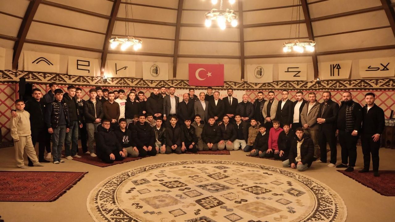 Eski Dostlar Çorumlu Obasında Gençlerle İftarda Buluştu