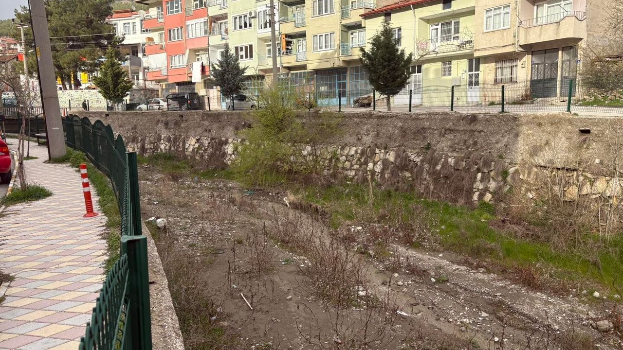 İskilip’te Taşkın Riskine Karşı Önlem: Akçay’da Temizlik Çalışması Başladı