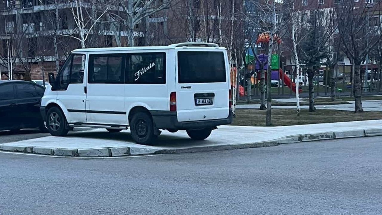 Kaldırıma Park Edilen Minibüs, Bebek Arabalı Anneye Zor Anlar Yaşattı