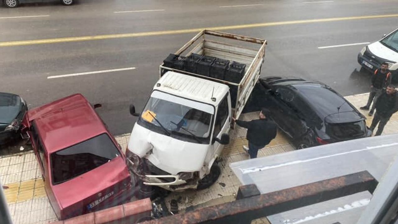Kamyonet Park Halindeki 3 Otomobili Biçti