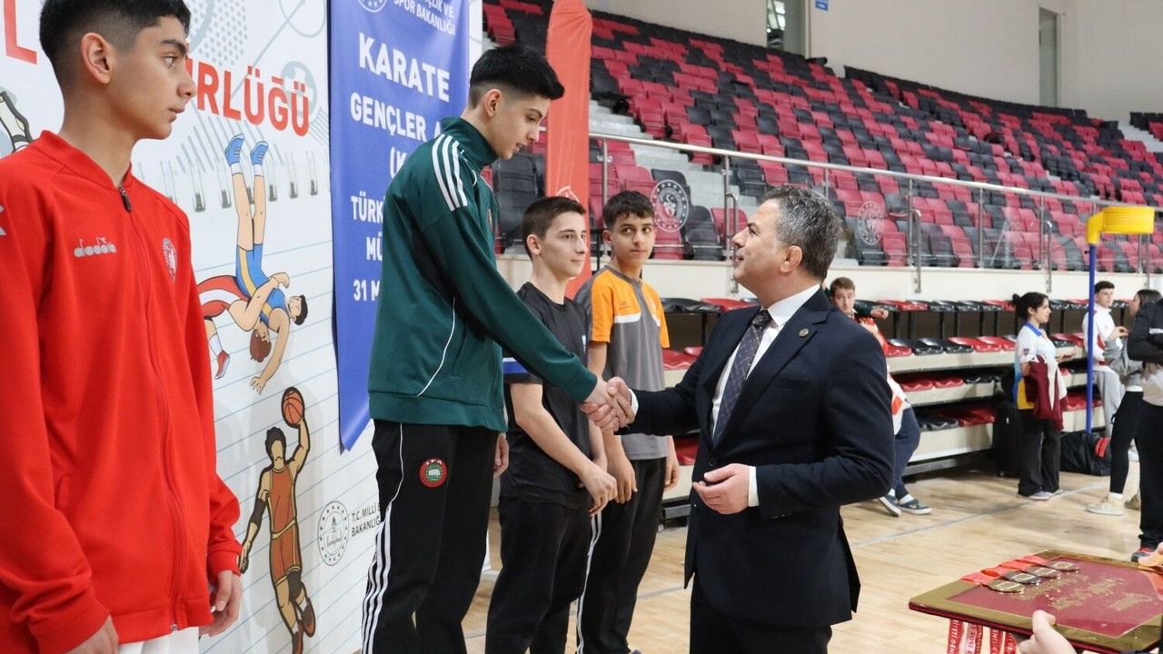 Karate Müsabakalarında Madalyalar Sahiplerini Buldu
