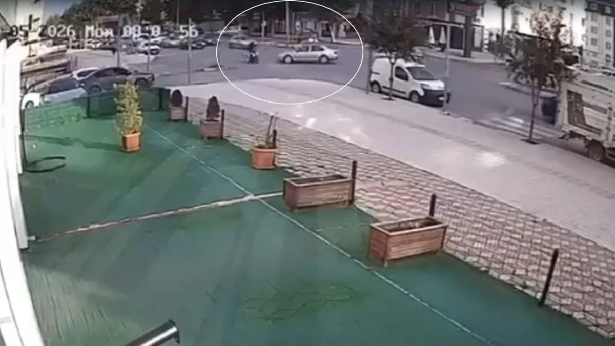 Dönen Araca Çarpmamak İçin Park Halindeki Araca Çarptı