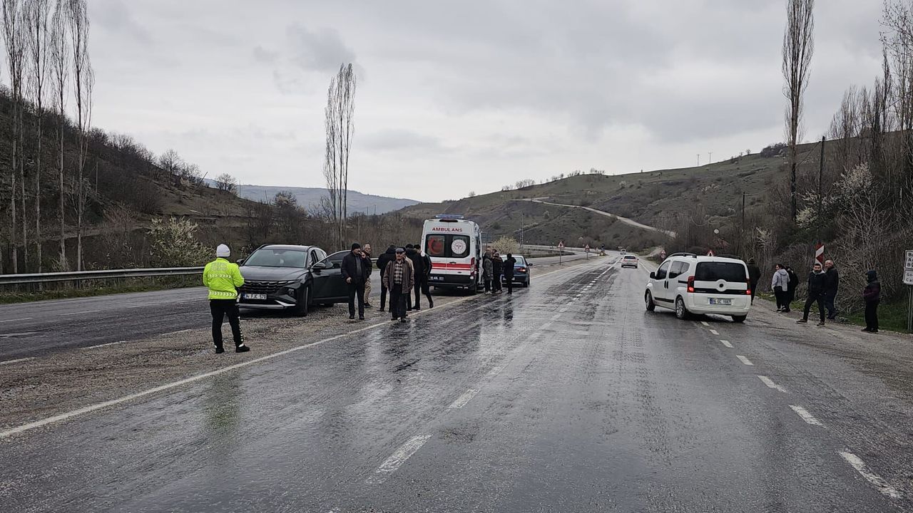 Kavşakta Feci Çarpışma: Biri Çocuk 2 Yaralı!