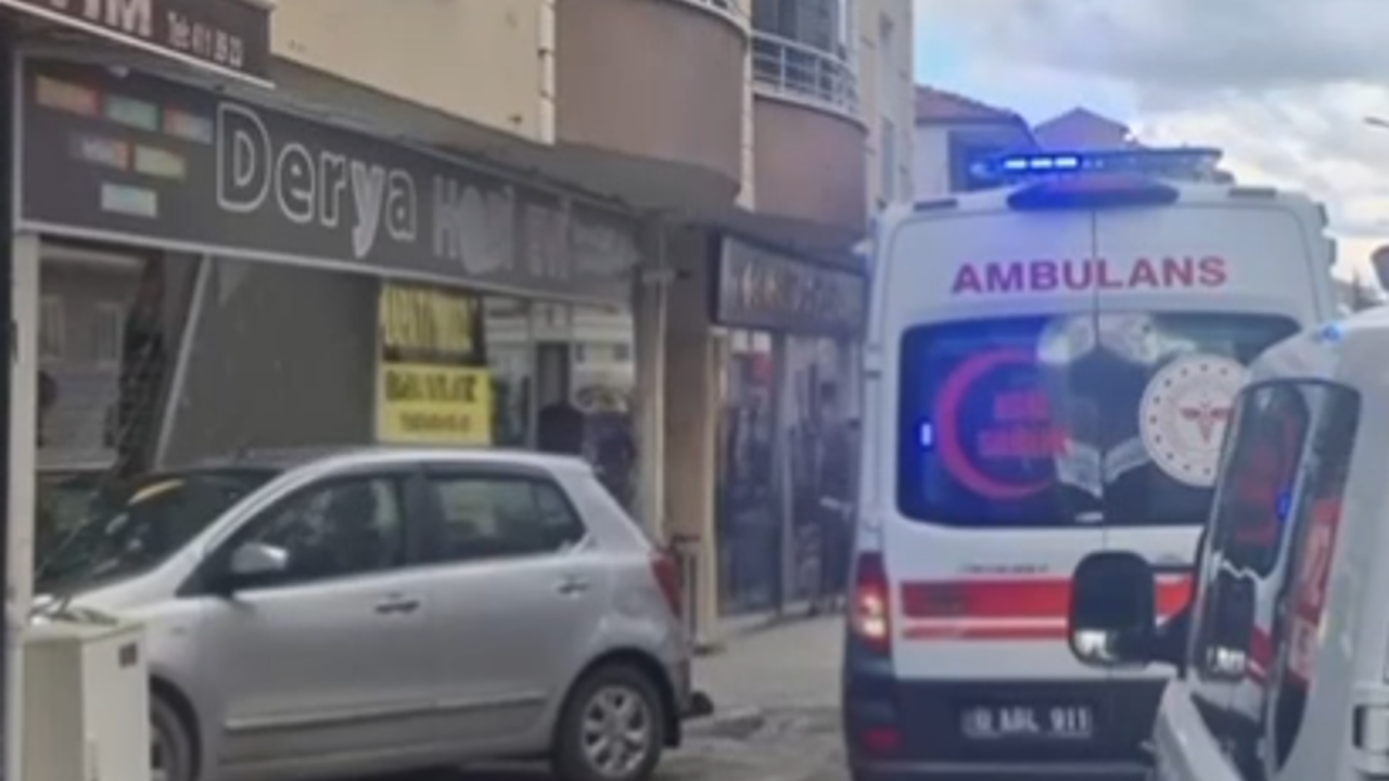 Kontrolden Çıkan Otomobil Dükkâna Daldı: 1 Yaralı