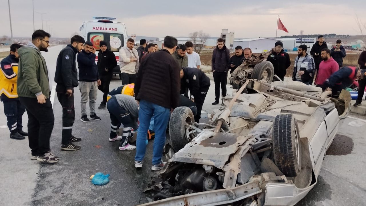 Kontrolden Çıkan Otomobil Takla Attı: 3 Yaralı