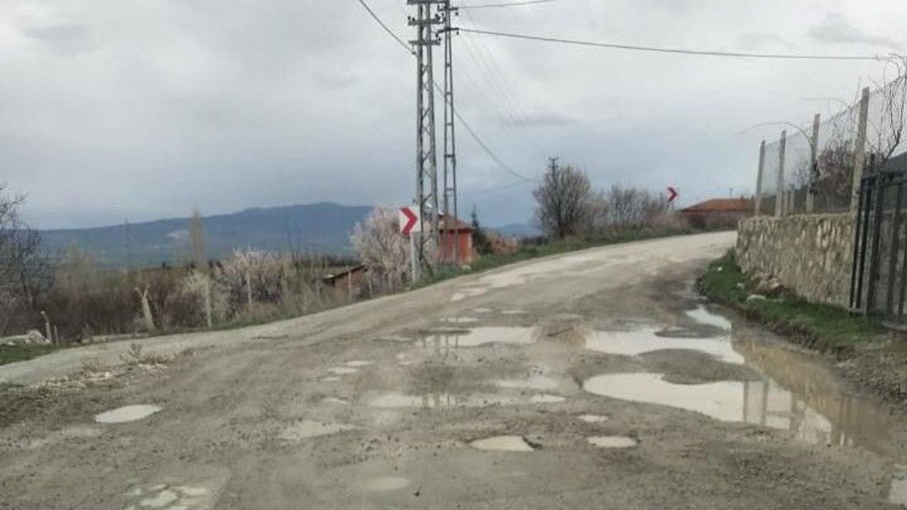 Köstebek Yuvasına Dönen Grup Yolu Tehlike Saçıyor