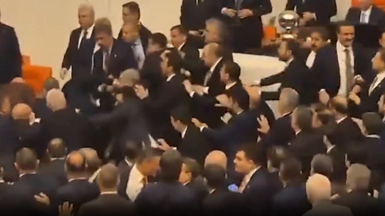 Meclis Karıştı! Yumruklar Konuştu