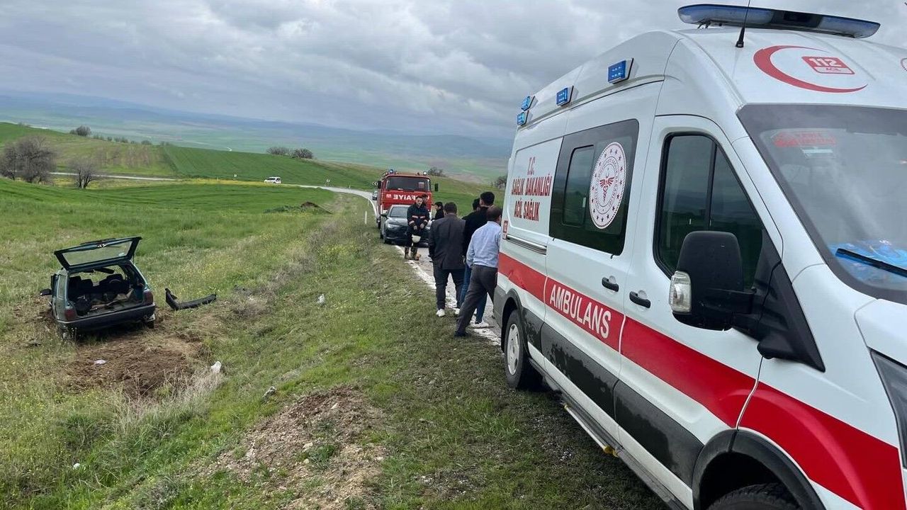 Mevlit Dönüşü Feci Kaza: Araç Tarlaya Uçtu, 2 Yaralı!