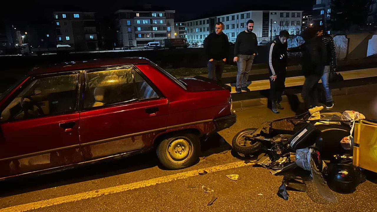 Motosiklet Park Halindeki Otomobile Çarptı: 1 Ağır Yaralı