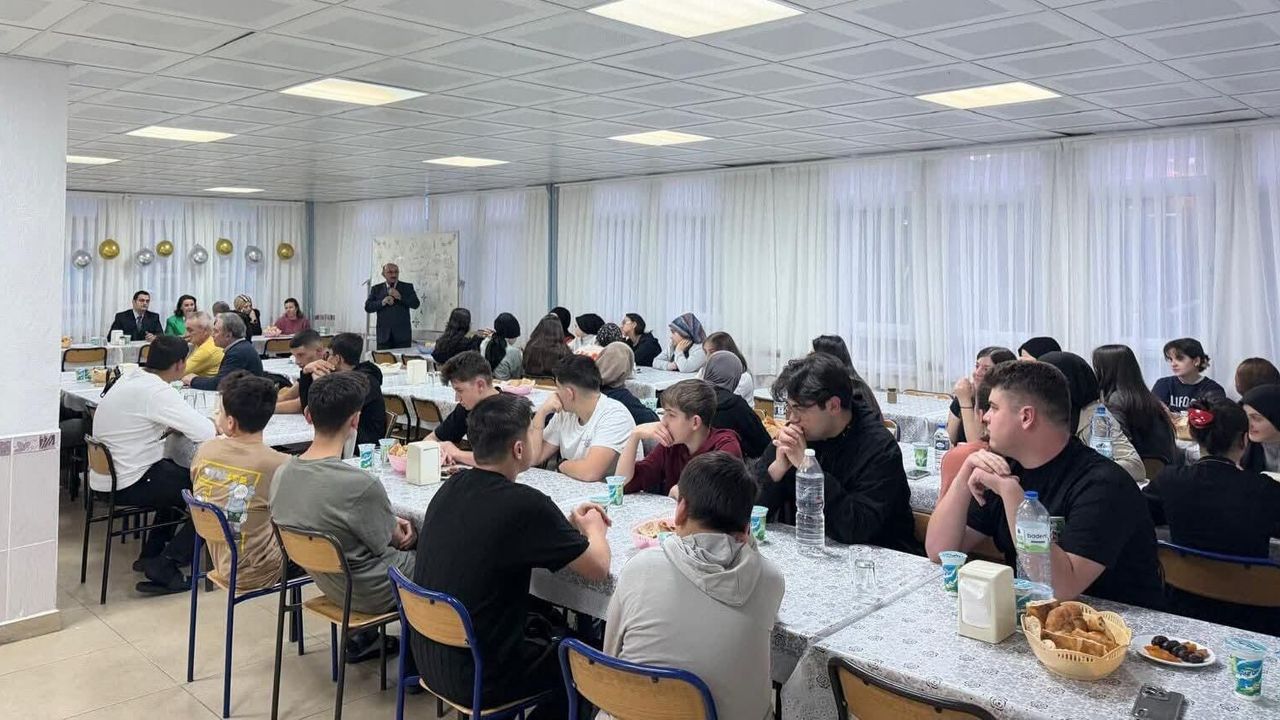 Oğuzlar’da Kaymakamlar Öğrencilerle İftar Etti