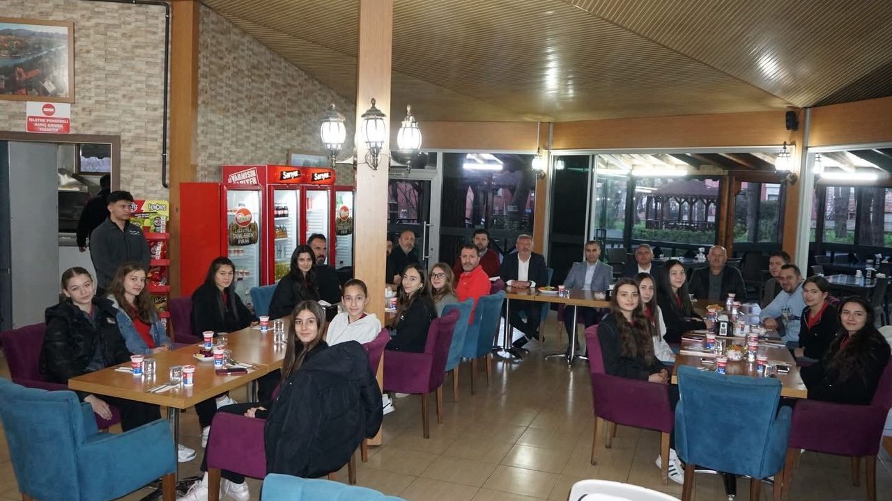Osmancık Belediyespor’un Genç Sultanlarına Moral Yemeği