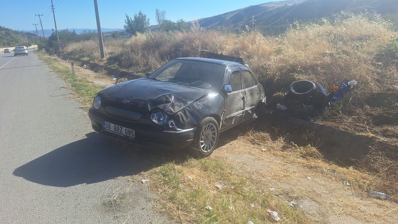 Otomobil Toprak Yığını Ve Su Kanalına Çarptı: 4 Yaralı