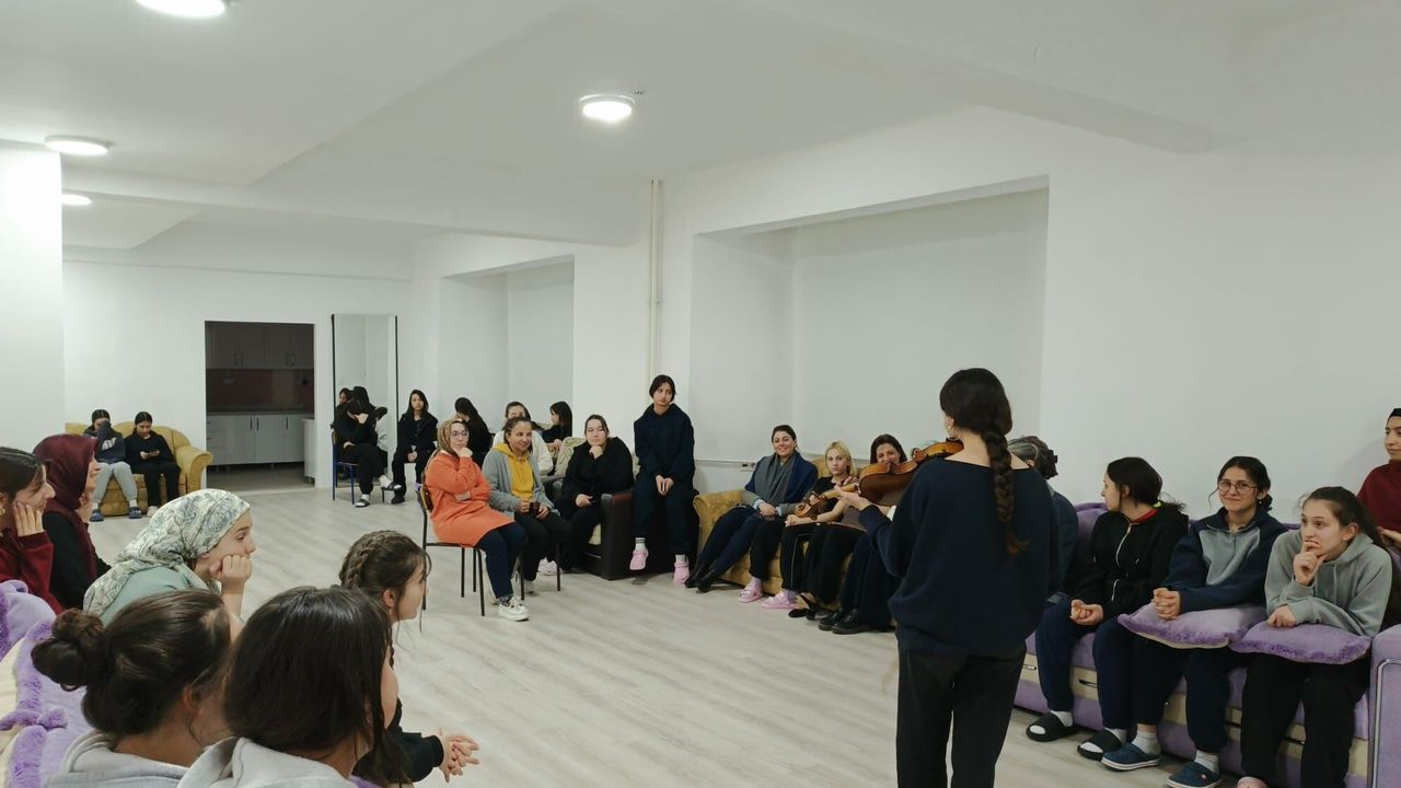 Pansiyonda Kalan Liseli Kızlar Yöneticilerle İftarda Buluştu