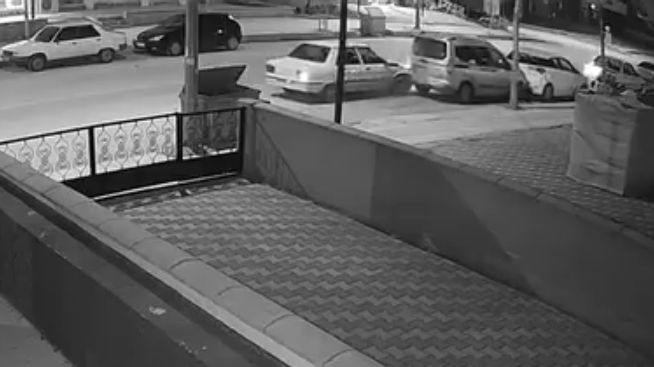 Park Halindeki Araçlara Çarptı, Arkasına Bakmadan Kaçtı!