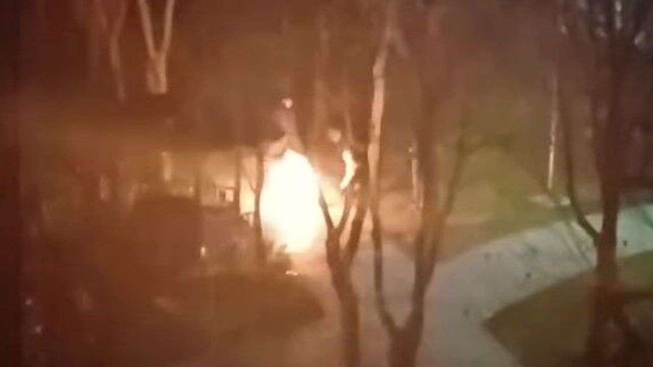 Parkta Ateş Yakan Gençler Mahallede Huzur Bırakmadı