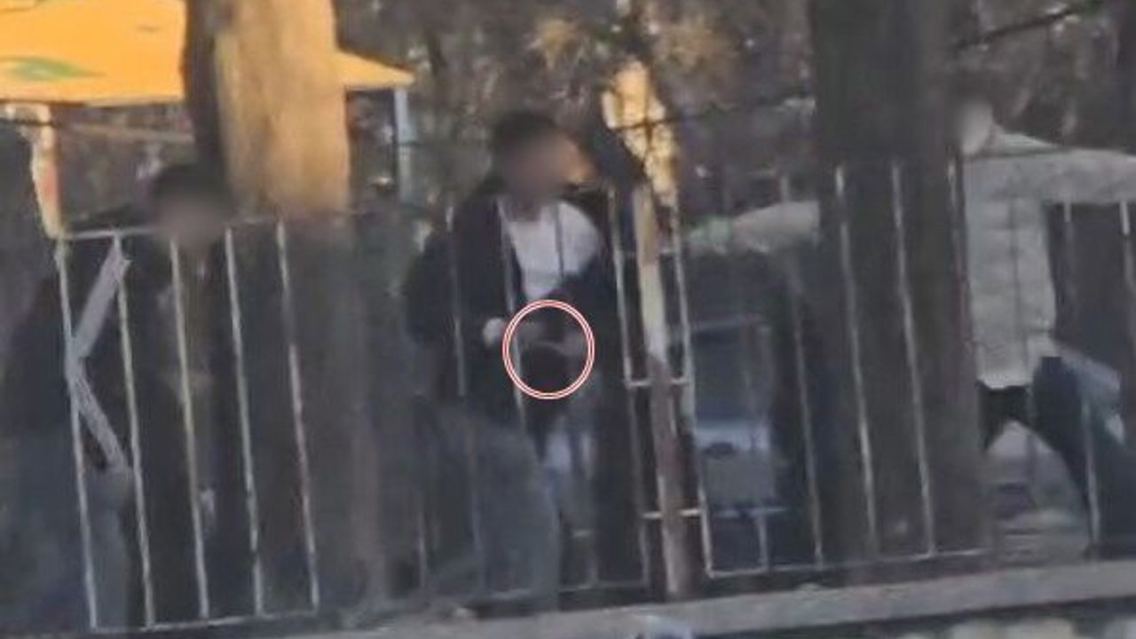 Parkta Tehlikeli Gerginlik! Gençlerin Bıçaklı Tehditli Kavgası Kamerada