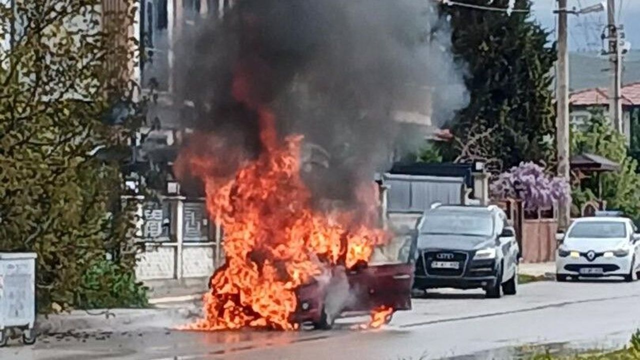 Seyir Halindeki Otomobil Alev Topuna Döndü