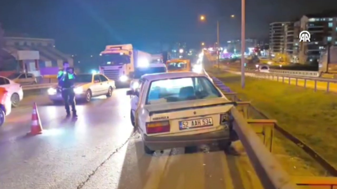 TIR İle Otomobil Çarpıştı: 3 Yaralı