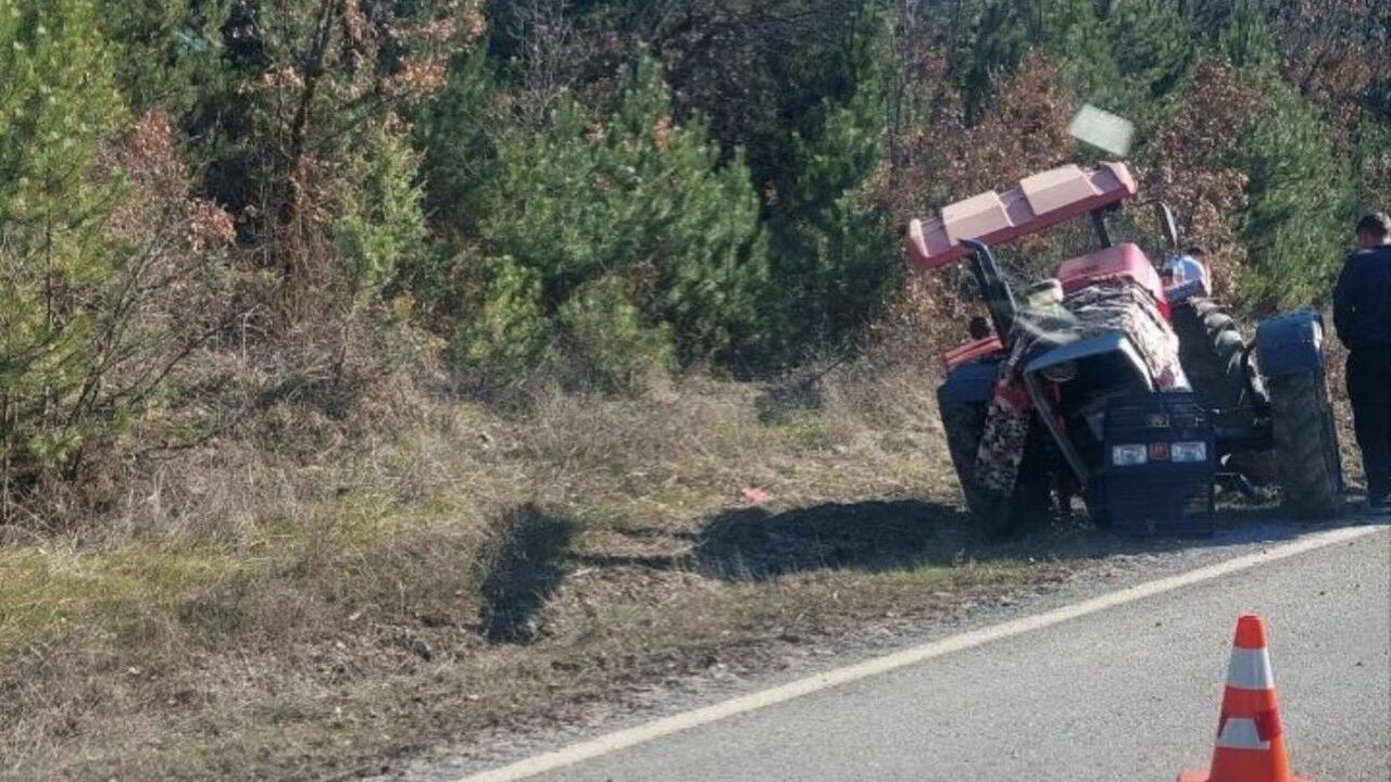 Traktör Şarampole Devrildi: Sürücü Yaralandı