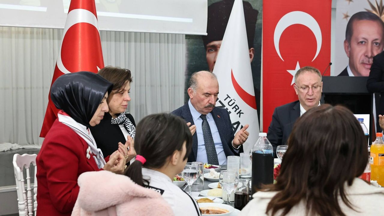 Vali Ali Çalgan Yetimlere Sevgi Ve Şefkat Sofrası Kurdu
