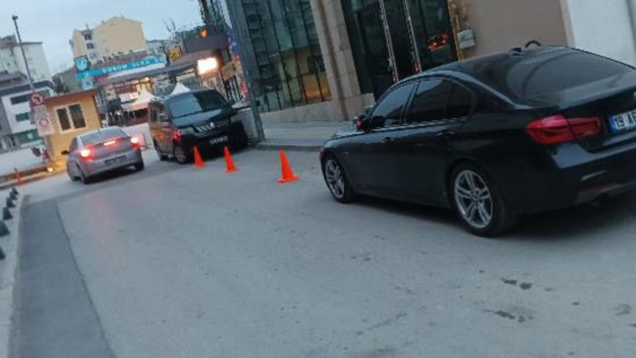 Vatandaştan Otopark Tepkisi: “AK Parti Binası Önü Diye Engelleniyorum”