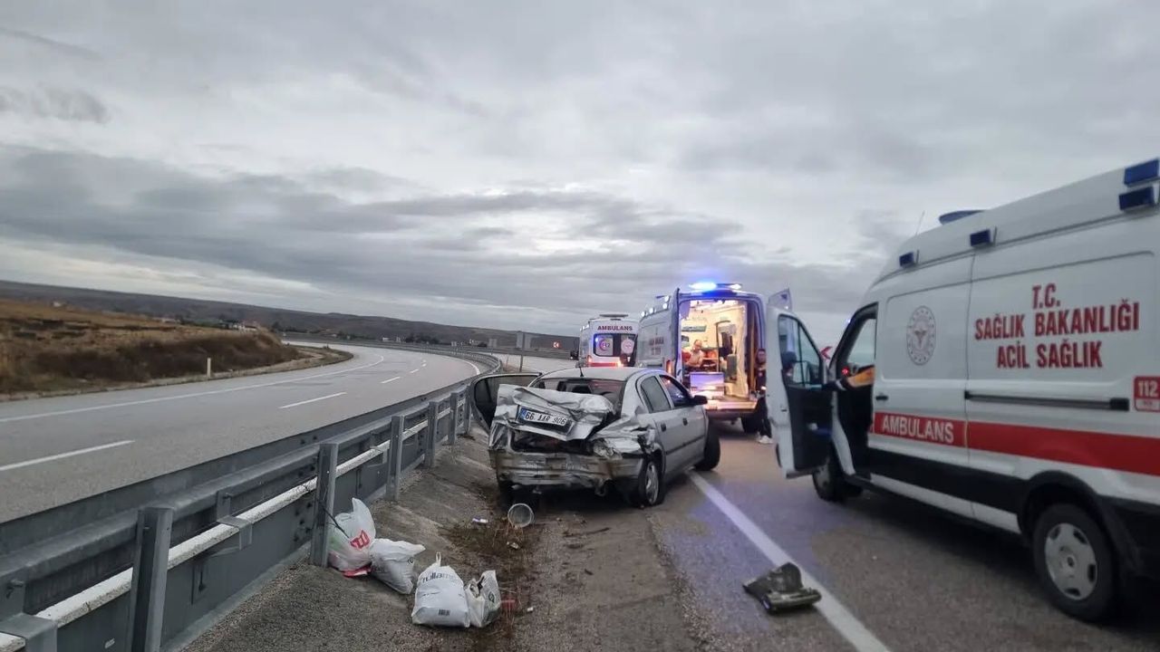 Virajı alamayan otomobil bariyerlere girdi, 5 yaralı