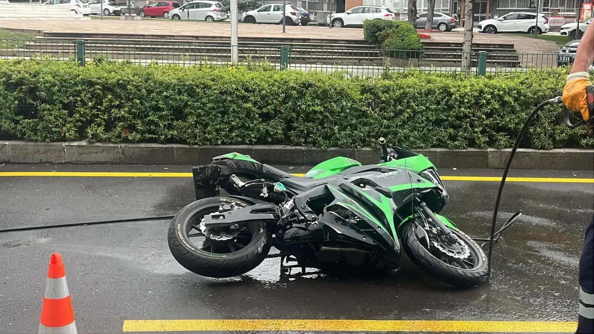 Motosikletiyle Resmi Araca Çarpan 18 Yaşındaki Genç Hayatını Kaybetti