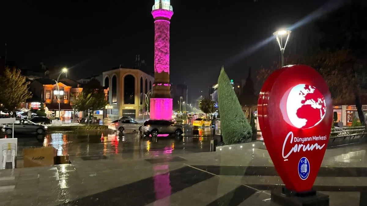 Çorum Saat Kulesi bu kez pembe yandı!