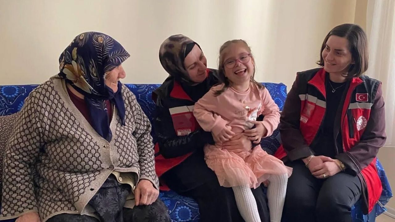 Yalnız Yaşayan Güngörmüşlerin Yüzünü Minikler Güldürdü