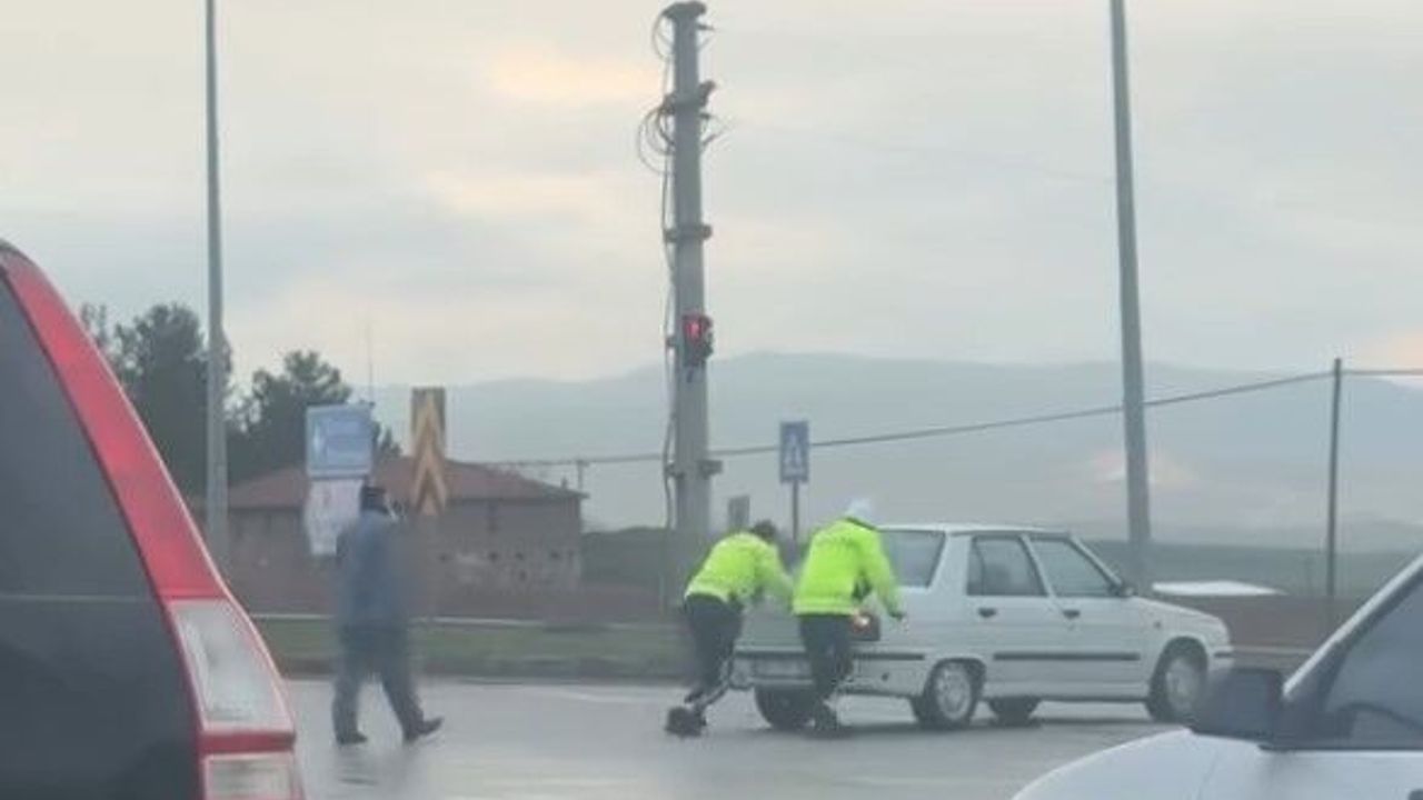 Yaşlı Sürücünün Yardımına Koşan Polis Ekipleri Yürekleri Isıttı