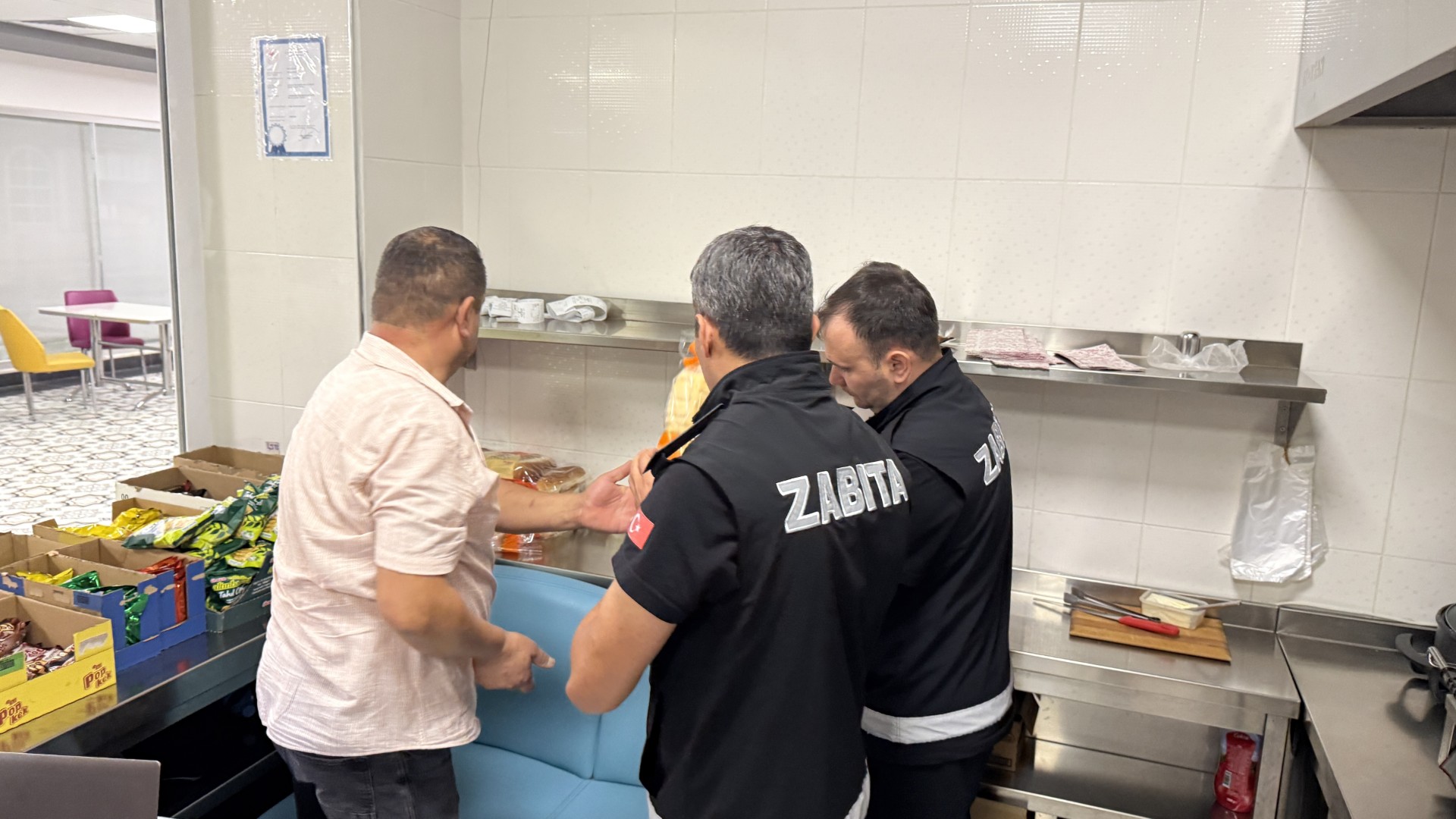 ÇORUM'DA OKUL KANTİNLERİNE ZABITA BASKINI: 10 LİRAYA TEK ELMA VE "TOST PEYNİRİ" YASAĞI DİKKAT ÇEKTİ!