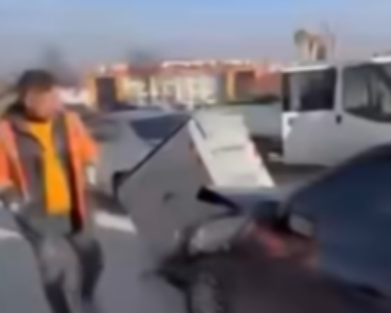 ÖNDEKİ ARACA ÇARPAN OTOMOBİL, KALDIRIMA SAVRULDU